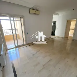 Appartement S+2 avec balcon au 2e étage d’une résidence gardée à La Manouba