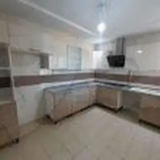 Appartement S+3 de 110 m² au 1er étage avec revêtement en marbre — photo 2