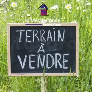 Terrain clôturé de 627 m² avec construction en cours de 105 m²