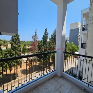 Appartement S+2 de 90 m² avec terrasse et balcon à Khezama Est — photo 4