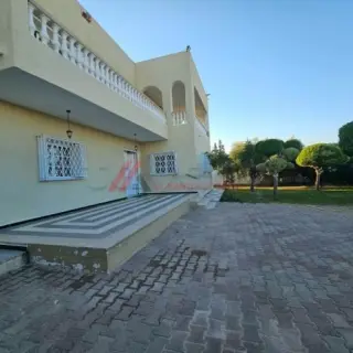 Rez-de-chaussée S+4 meublé avec grand jardin à louer à Chott Meriem — photo 2
