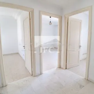Appartement S+3 de 160 m² avec terrasse et balcon à L'Aouina — photo 2