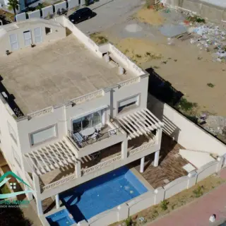 Villa R+2 avec piscine et jardin à 100 m de la plage à Kélibia