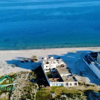 Terrain pieds dans l'eau avec vue sur la mer et le fort — photo 2