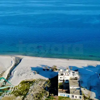 Terrain pieds dans l'eau avec vue sur la mer et le fort — photo 4