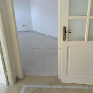 Appartement S+3 au 1er étage avec terrasse à Ennasr 2 — photo 2