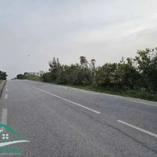 Terrain agricole de 50 000 m² avec puits sur route principale