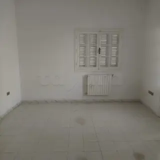 Villa à rénover sur 410 m² avec jardin, titre bleu