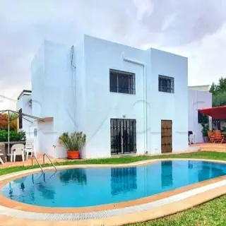 Villa de 550 m² bâtis avec piscine à débordement et jardin, titre individuel