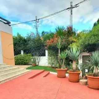 Villa de 550 m² bâtis avec piscine à débordement et jardin, titre individuel — photo 2