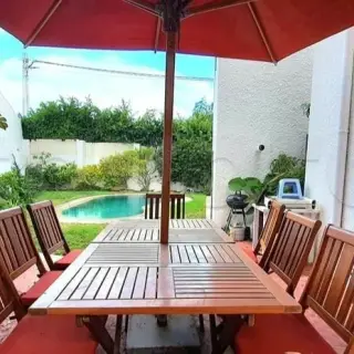 Villa de 550 m² bâtis avec piscine à débordement et jardin, titre individuel — photo 3