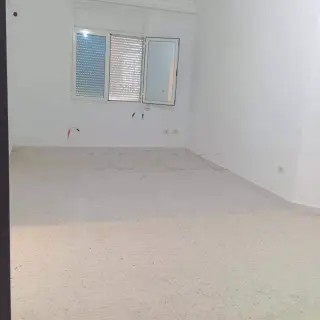 Appartement S+2 de 76 m² avec terrasse au premier étage à Sahline