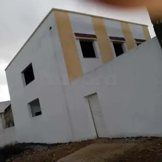 Villa de deux étages avec garage et jardin, titre bleu