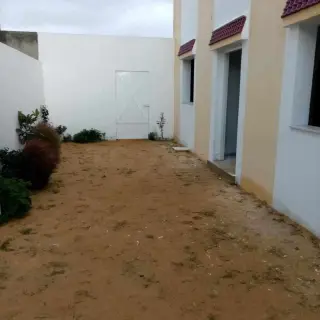 Villa de deux étages avec garage et jardin, titre bleu — photo 2