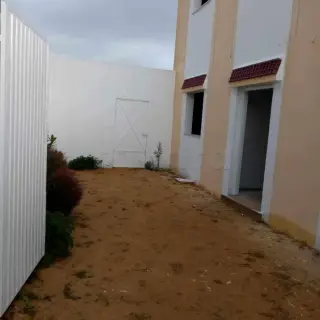 Villa de deux étages avec garage et jardin, titre bleu — photo 3