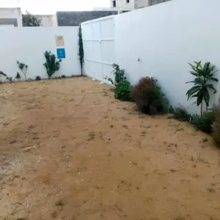Villa de deux étages avec garage et jardin, titre bleu — photo 4