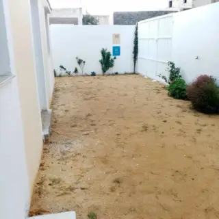 Villa de deux étages avec garage et jardin, titre bleu — photo 5