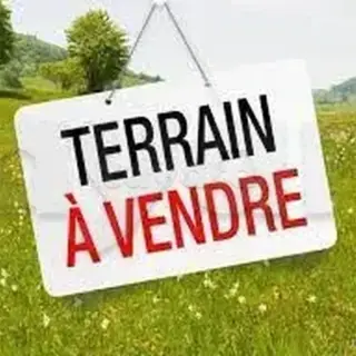Terrain de 1500 m² avec titre bleu sur la route GP5