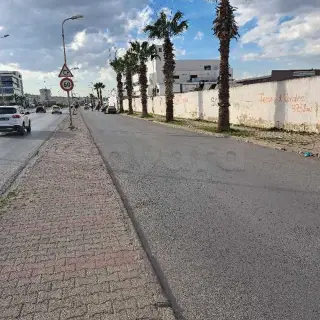 Terrain nu adapté à une clinique, une école ou une faculté — photo 2
