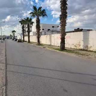 Terrain nu adapté à une clinique, une école ou une faculté — photo 3