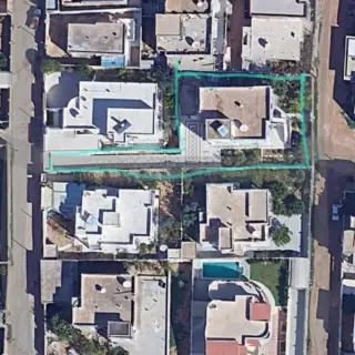 Villa con due piani indipendenti, garage, pozzo e allarme
