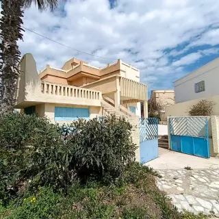 Villa contemporaine de cinq chambres avec vue sur la mer à Korba