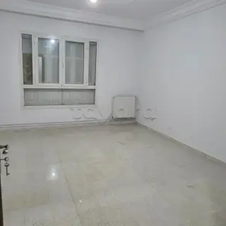 Appartement S+2 de 75 m² au 3e étage avec chauffage central, Cité Olympique