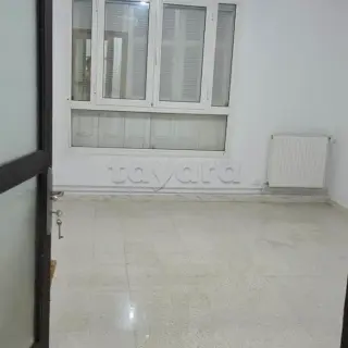 Appartement S+2 de 75 m² au 3e étage avec chauffage central, Cité Olympique — photo 2