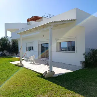 Villa meublée de plain-pied face à la mer à El Haouaria