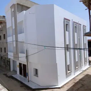 Immeuble neuf R+2 de trois appartements à Chatt Mariem, près de la plage