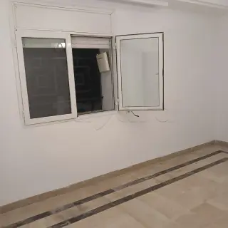 Appartement S+1 de 57 m² en rez-de-chaussée avec entrée indépendante, Ennasr 2