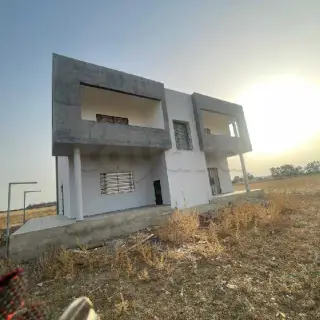 Villa de standing avec 4 chambres sur un vaste terrain à Sidi Fraj