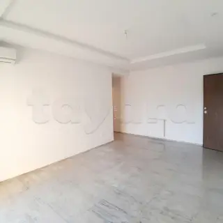 Appartement S+2 au 5e étage avec balcons, chauffage central et parking