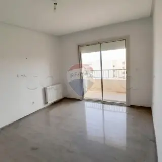 Appartement S+2 au 5e étage avec balcons, chauffage central et parking — photo 3