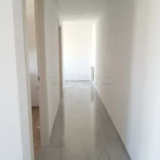 Appartement S+2 au 5e étage avec balcons, chauffage central et parking — photo 4