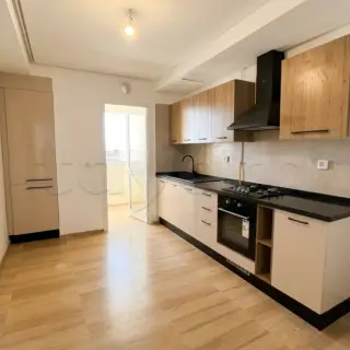 Appartement S+2 au 5e étage avec balcons, chauffage central et parking — photo 5