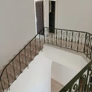 Villa en bon état avec jardin, terrasse, quatre chambres et garage