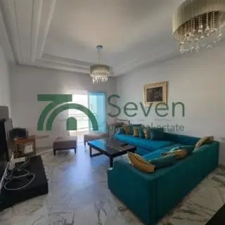 Appartement S+2 au dernier étage d'une résidence gardée avec parking