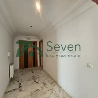 Appartement S+2 au dernier étage d'une résidence gardée avec parking — photo 4