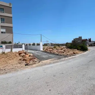 Terrain constructible de 304 m² à El Mansoura, près de la mer — photo 3
