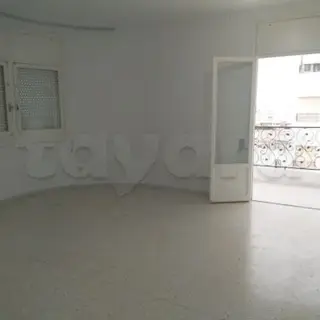 Appartamento con due camere, balconi e ascensore, strada di Gremda, Sfax