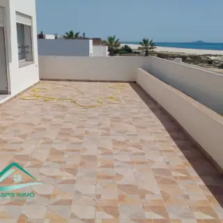 Étage de villa pieds dans l'eau avec terrasse vue mer à Menzel Temime — photo 2