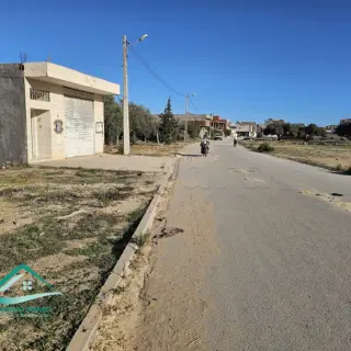 Terrain de 400 m² sur route principale à la cité Tahert, Kélibia