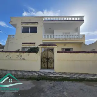 Maison avec rez-de-chaussée, appartement indépendant et garage sur 292 m²