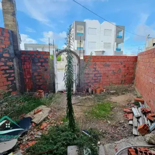 Maison inachevée avec jardin et grande terrasse dans un quartier calme — photo 3