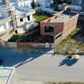 Maison inachevée avec jardin et grande terrasse dans un quartier calme — photo 4