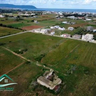 Terrain d'habitation de 800 m² à deux façades sur la route de la plage
