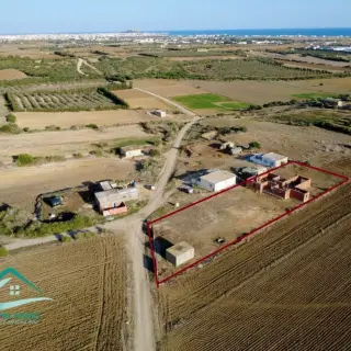 Maison inachevée de 225 m² bâtis sur 2583 m² avec puits et jardin