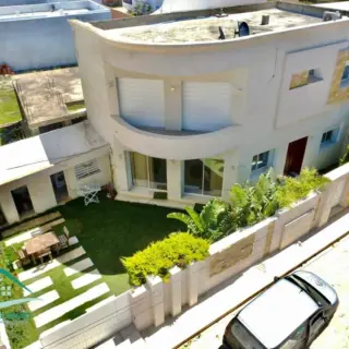 Villa avec jardin aménagé à vendre à cité Mirdès, Kélibia