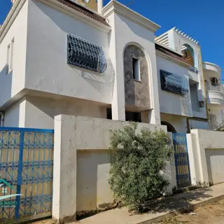 Villa à plusieurs logements avec garage et jardin, cité Riadh, Kélibia